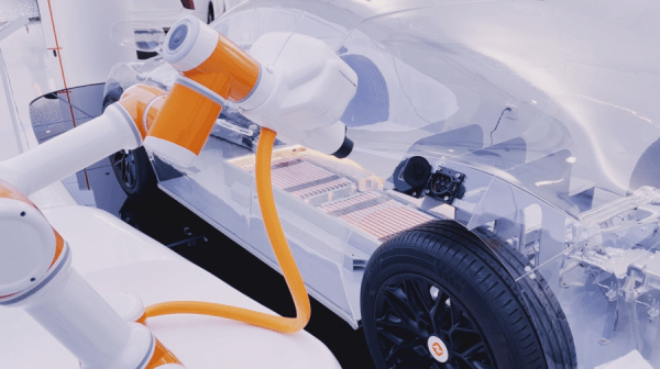 能链智电充电机器人来了! 我们距“电动汽车自由”已经不远?