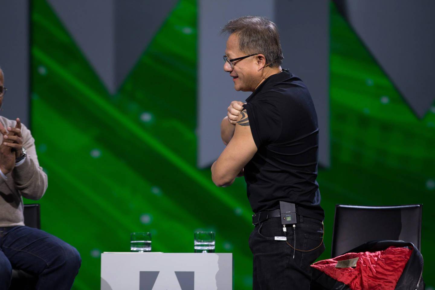 英伟达黄仁勋:生成式 AI 彻底改变电脑架构,显卡将比 CPU 重要