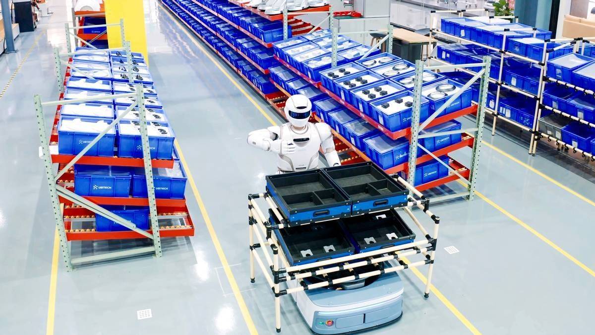 人形机器人Walker“探路”智慧工厂