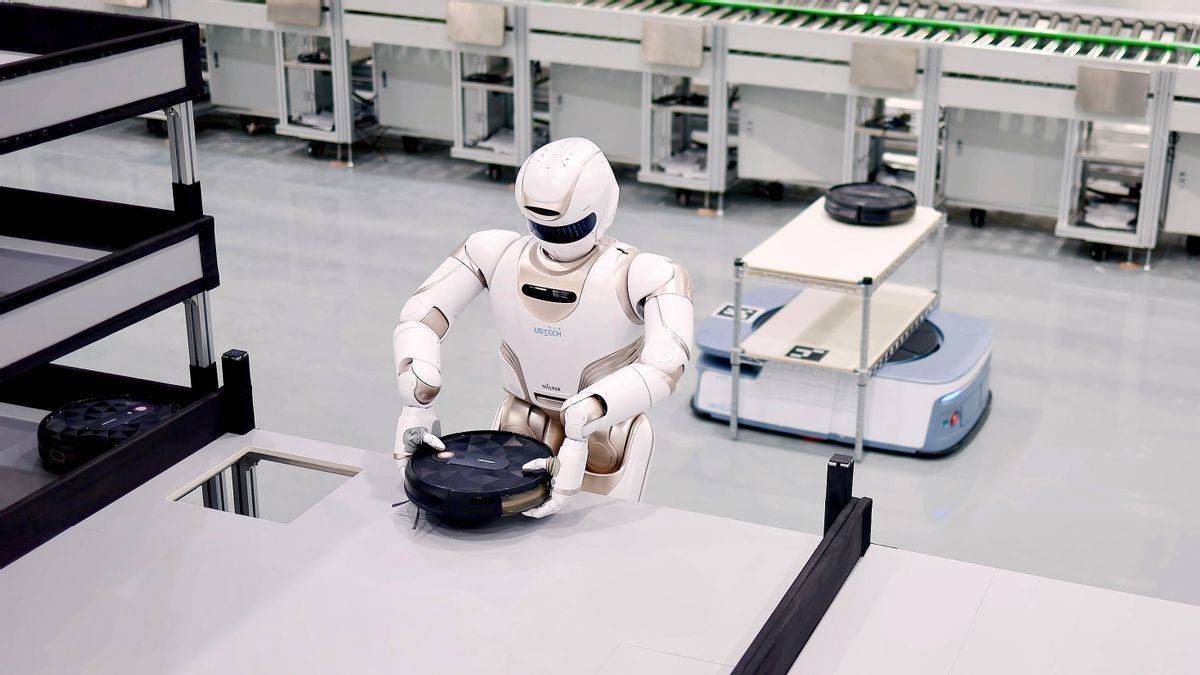 人形机器人Walker“探路”智慧工厂