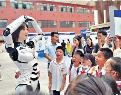 机器人现场比心