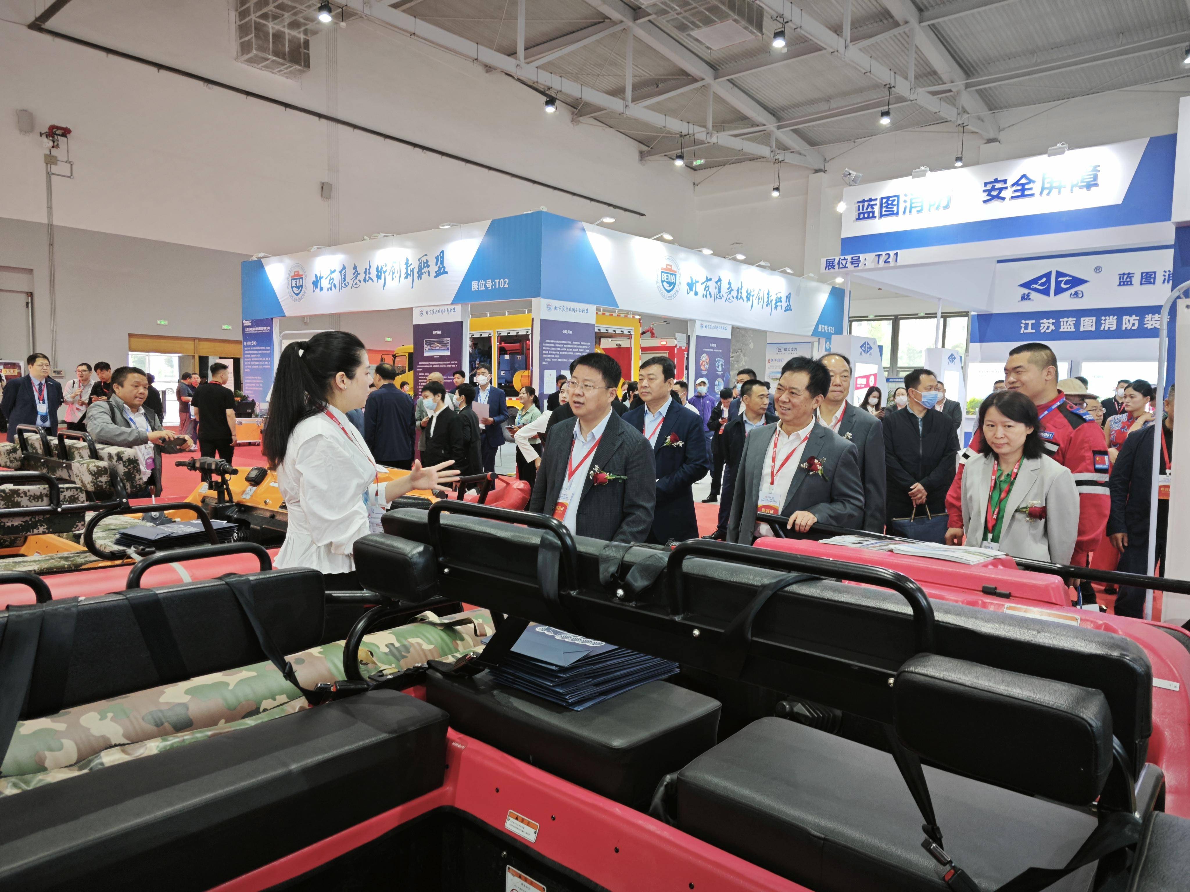 “玩具车”竟是消防侦查机器人 国内顶尖消防设备西安同展亮相