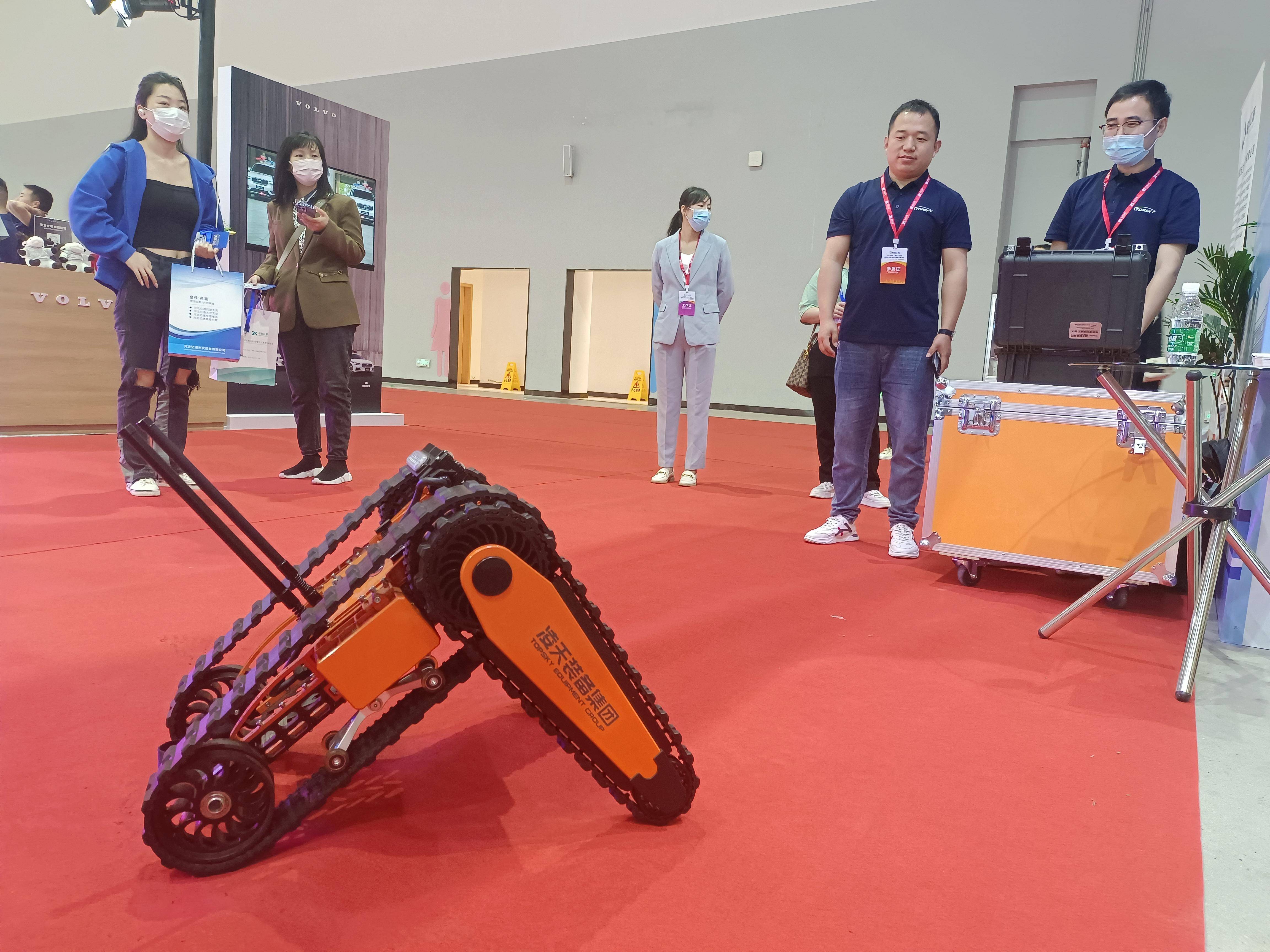 “玩具车”竟是消防侦查机器人 国内顶尖消防设备西安同展亮相