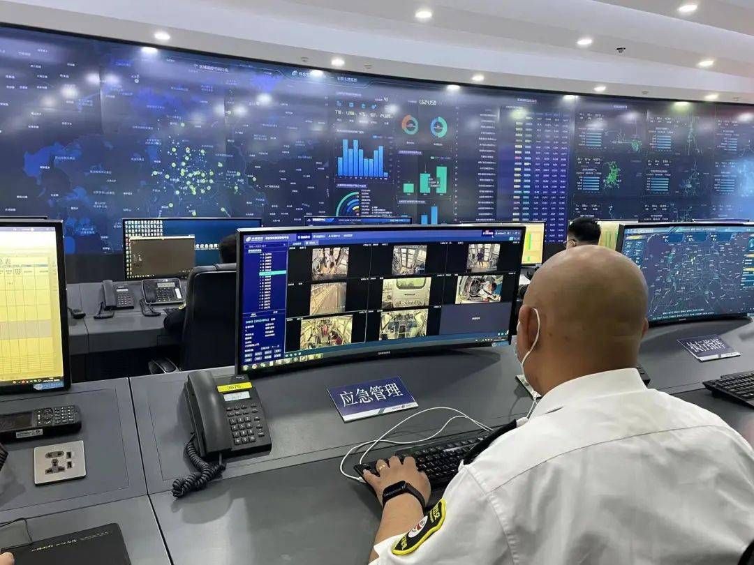 车辆实时监控、机器人自动巡检，一览公交地铁高科技——