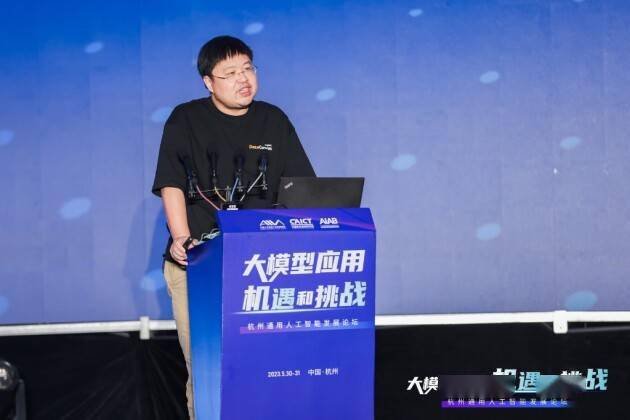 “大模型+小模型”新纪元开启，AI基础软件定义AI未来