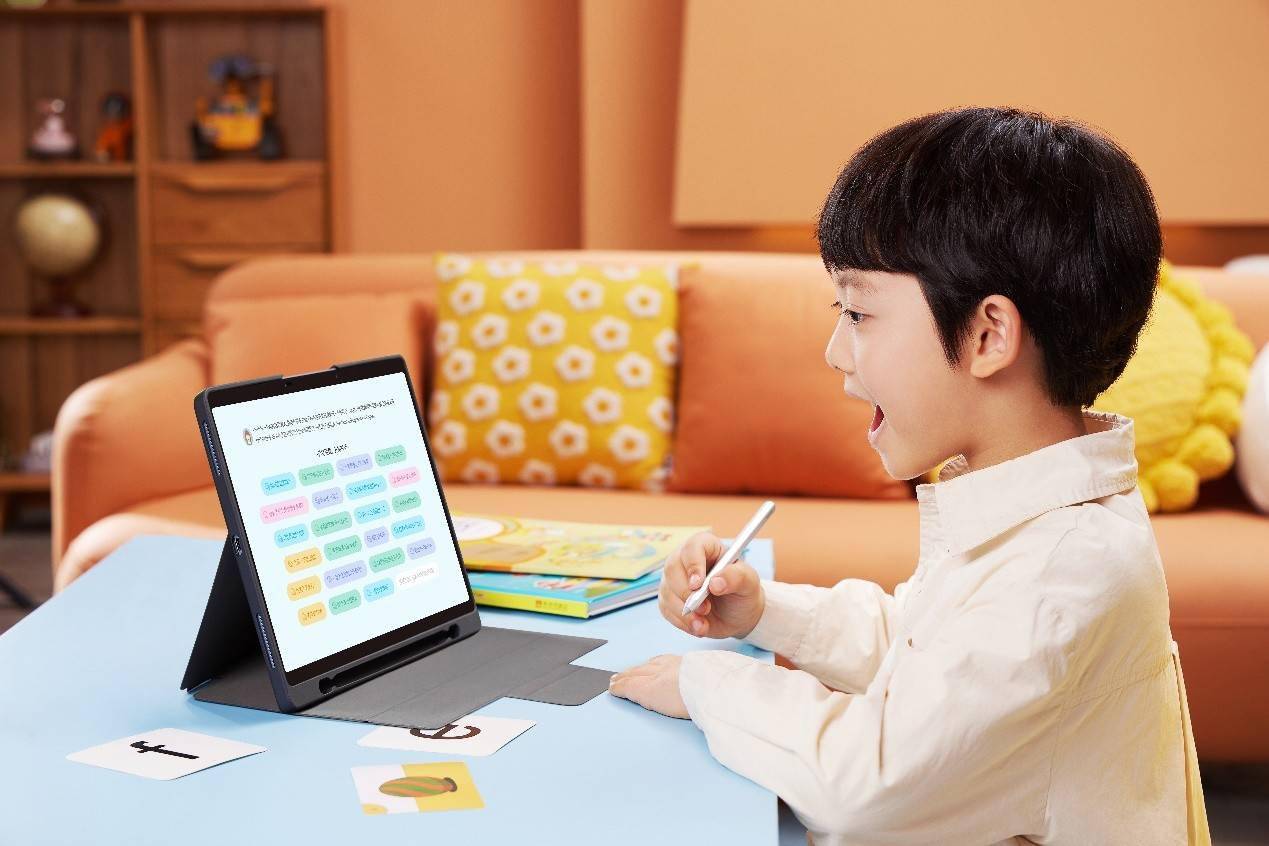 科大讯飞AI学习机荣获大模型优秀应用案例,科大讯飞参编大模型标准体系建设