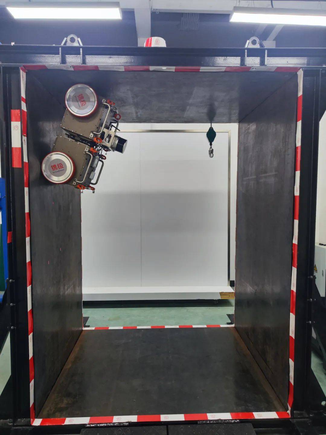 国产机器人在高空领域挑战极限,争做爬壁作业王者