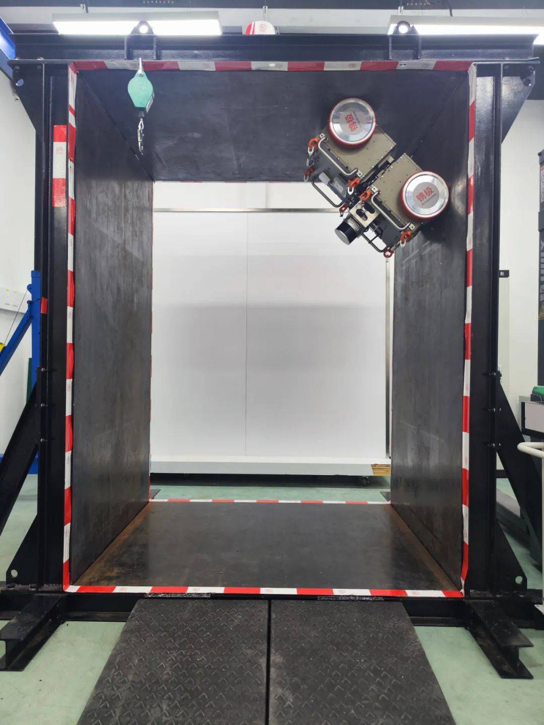 国产机器人在高空领域挑战极限,争做爬壁作业王者