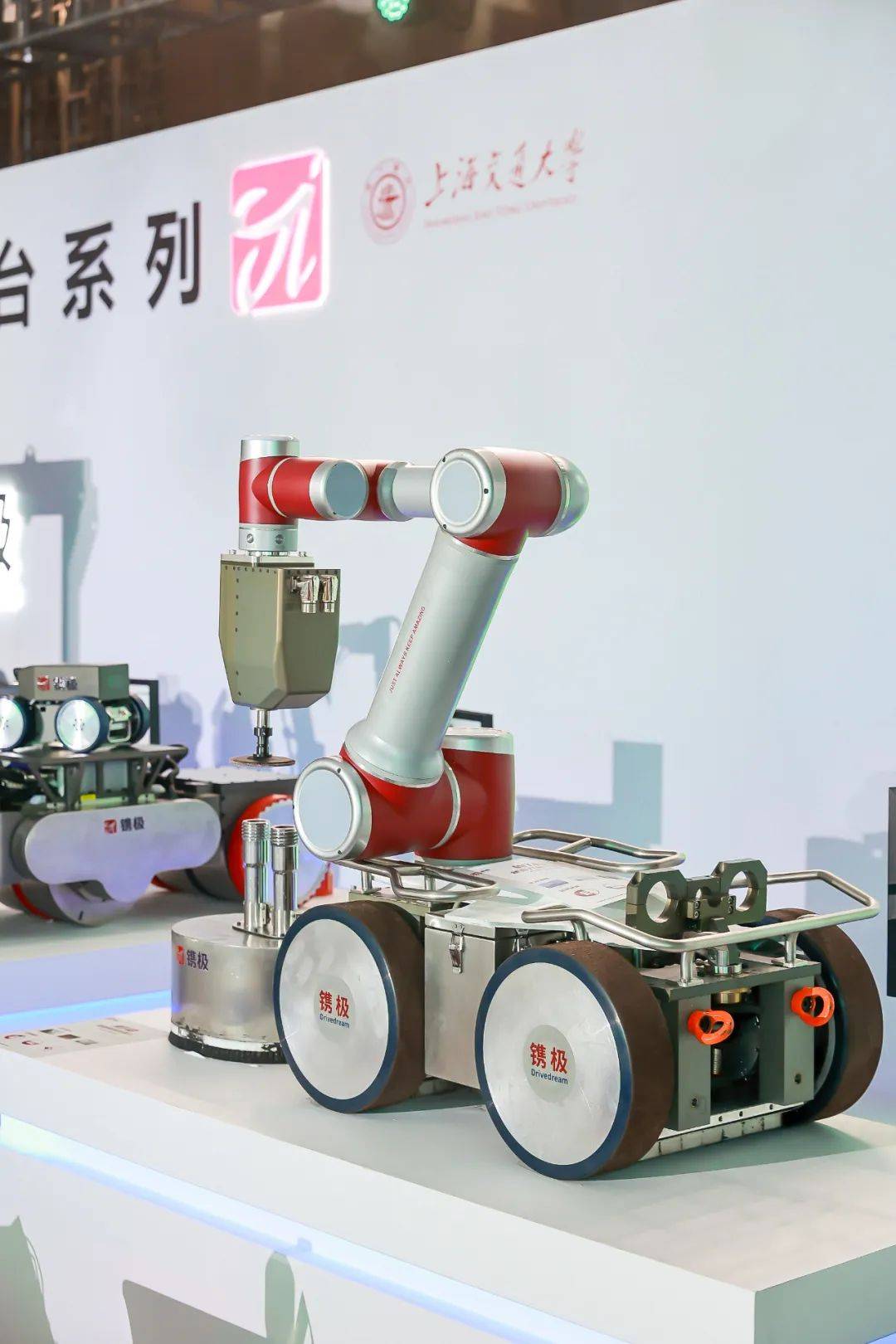 国产机器人在高空领域挑战极限,争做爬壁作业王者