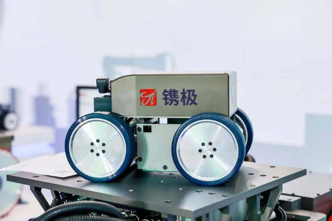 国产机器人在高空领域挑战极限,争做爬壁作业王者