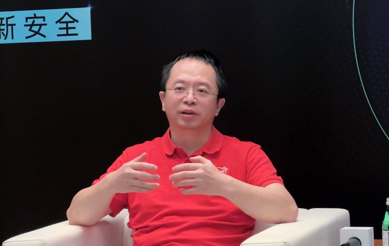 360周鸿祎：AI的发展是必然趋势，要充分掌握大模型的核心技术