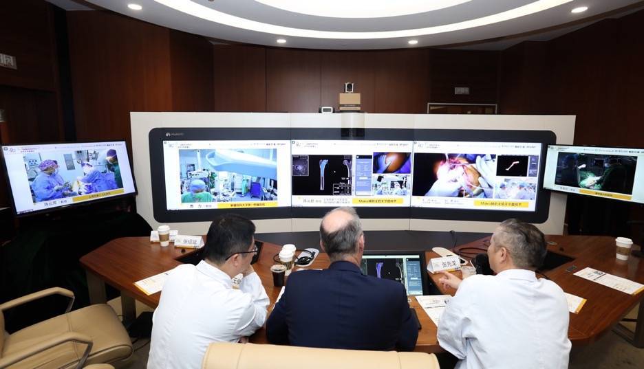 五地同步做机器人髋膝关节置换手术，有医生说首次接触很震撼