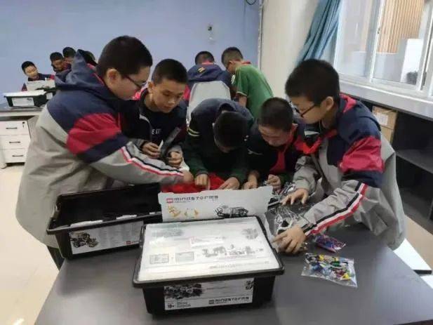 祝贺绿地爱华学校在第二十三届河南省青少年机器人竞赛活动中荣获佳绩！