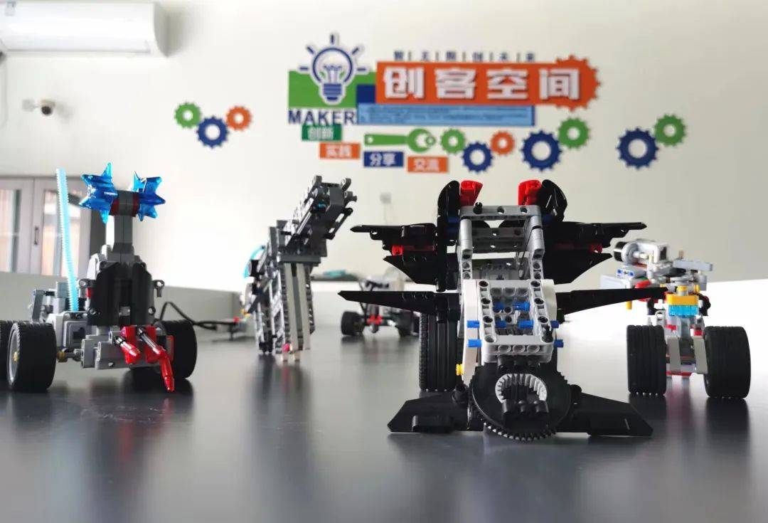 祝贺绿地爱华学校在第二十三届河南省青少年机器人竞赛活动中荣获佳绩！