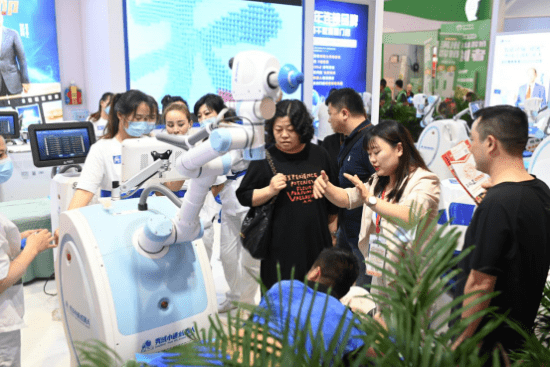 AI理疗机器人再出圈！秀域荣获“2022~2023年度杰出影响力连锁品牌”称号
