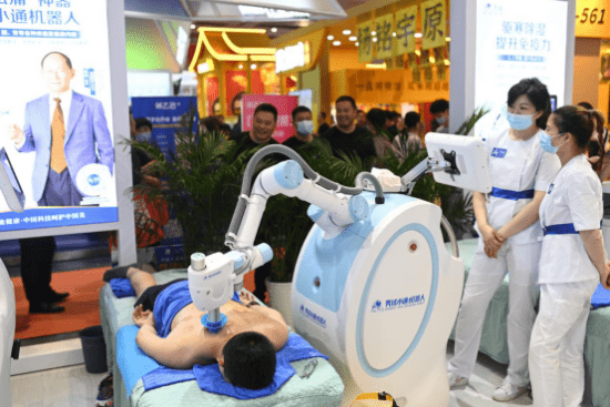AI理疗机器人再出圈！秀域荣获“2022~2023年度杰出影响力连锁品牌”称号