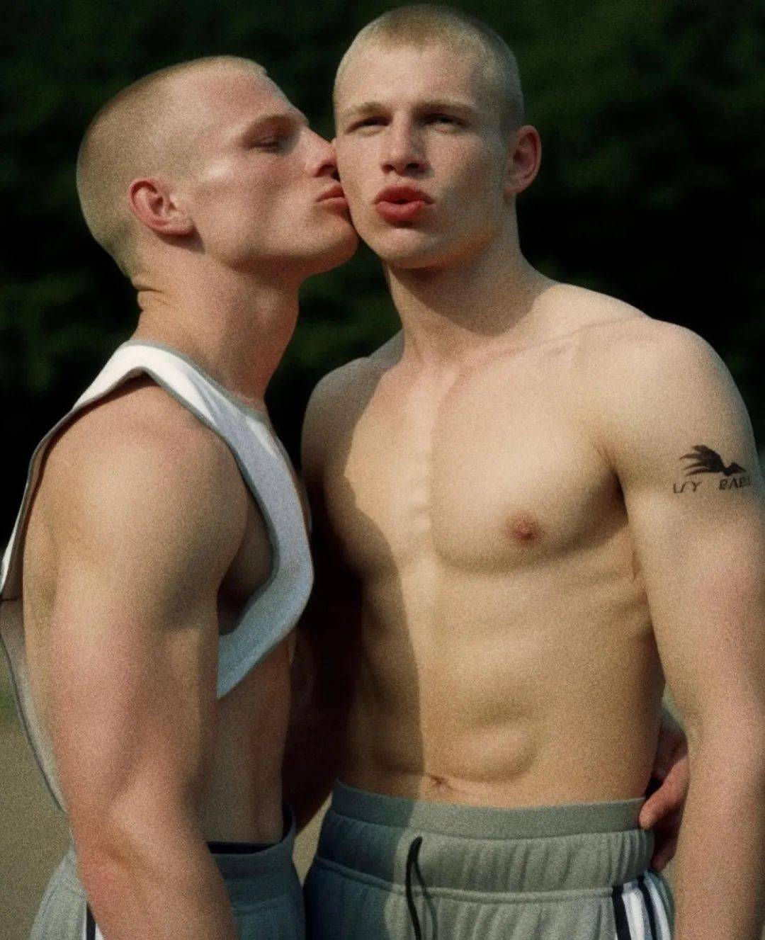 天呐,这些都是 AI 生成的男模特!