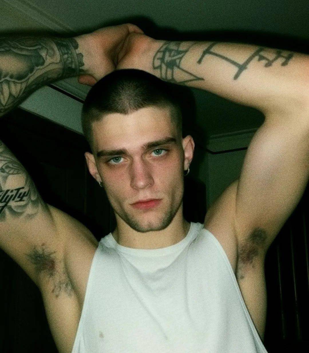 天呐,这些都是 AI 生成的男模特!