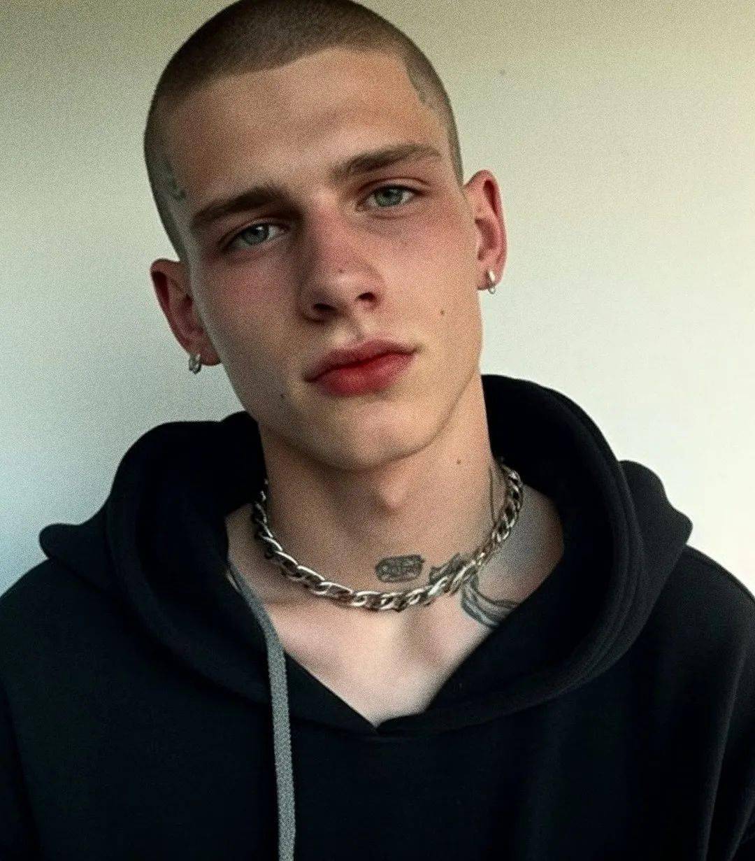 天呐,这些都是 AI 生成的男模特!