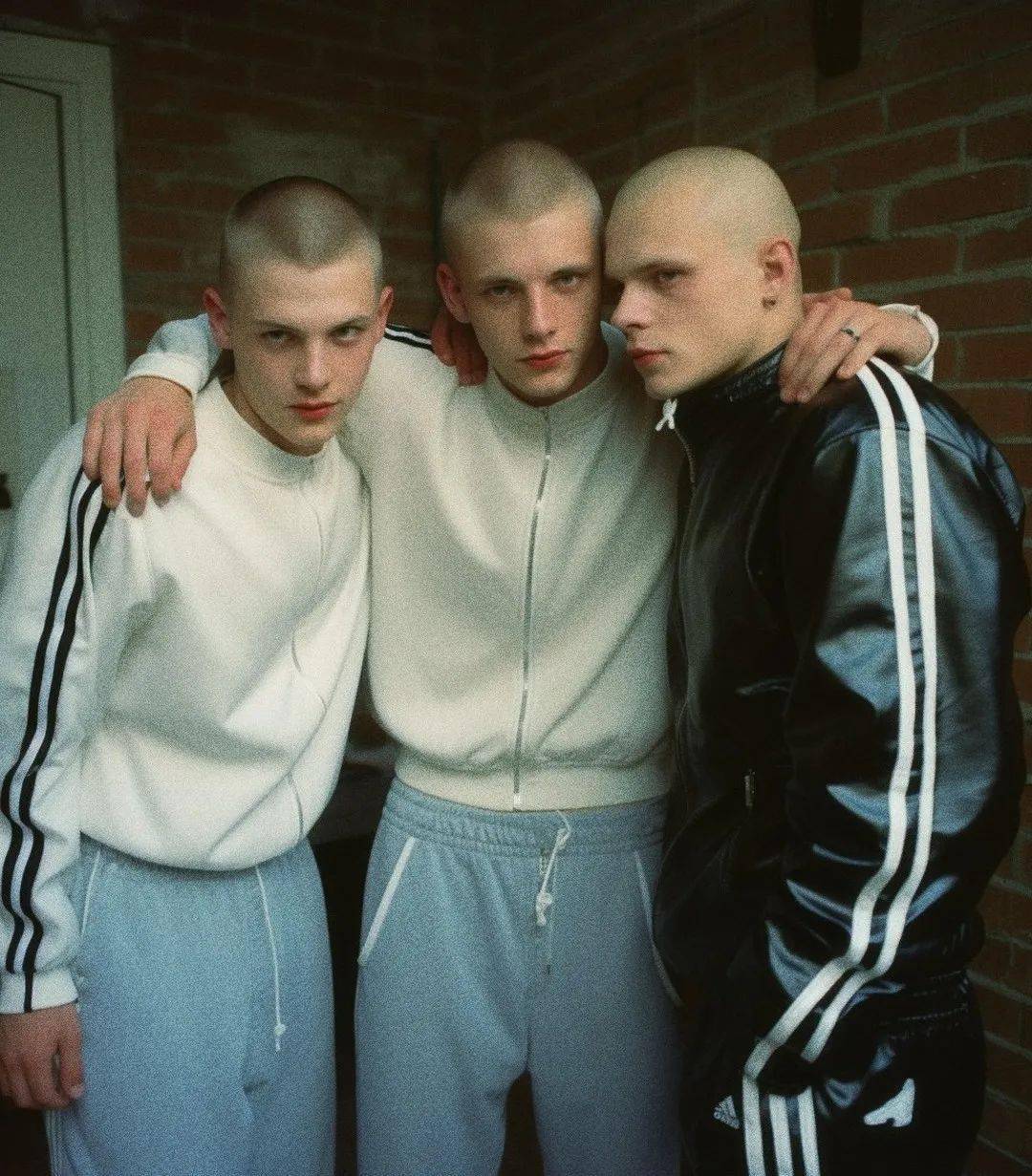 天呐,这些都是 AI 生成的男模特!