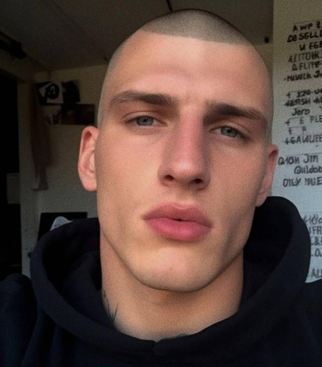 天呐,这些都是 AI 生成的男模特!