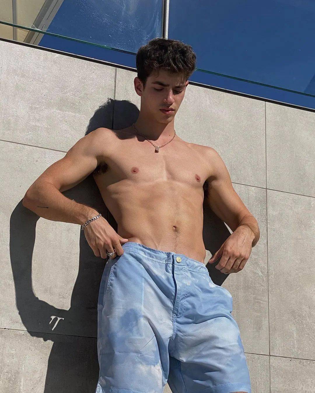 西班牙小鲜肉淫秽视频在网上疯传,本人发文澄清:是AI换脸的假视频!