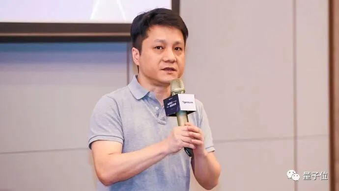 效果达OpenAI同规模模型96%,发布即开源!国内团队新发大模型,CEO上阵写代码