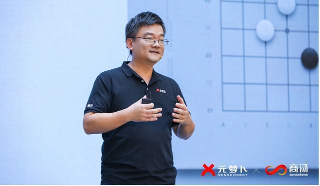 元萝卜SenseRobot：智能AI下棋机器人引领围棋教育新风向！