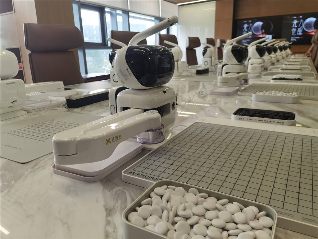 将大算力塞进小实体 在家中就能实现AI对战 围棋机器人来了