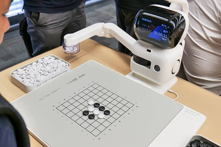 商汤元萝卜AI下棋机器人围棋版发布，棋艺可达职业九段，3799元起