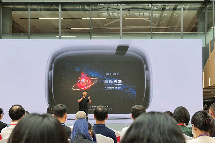 商汤元萝卜AI下棋机器人围棋版发布，棋艺可达职业九段，3799元起