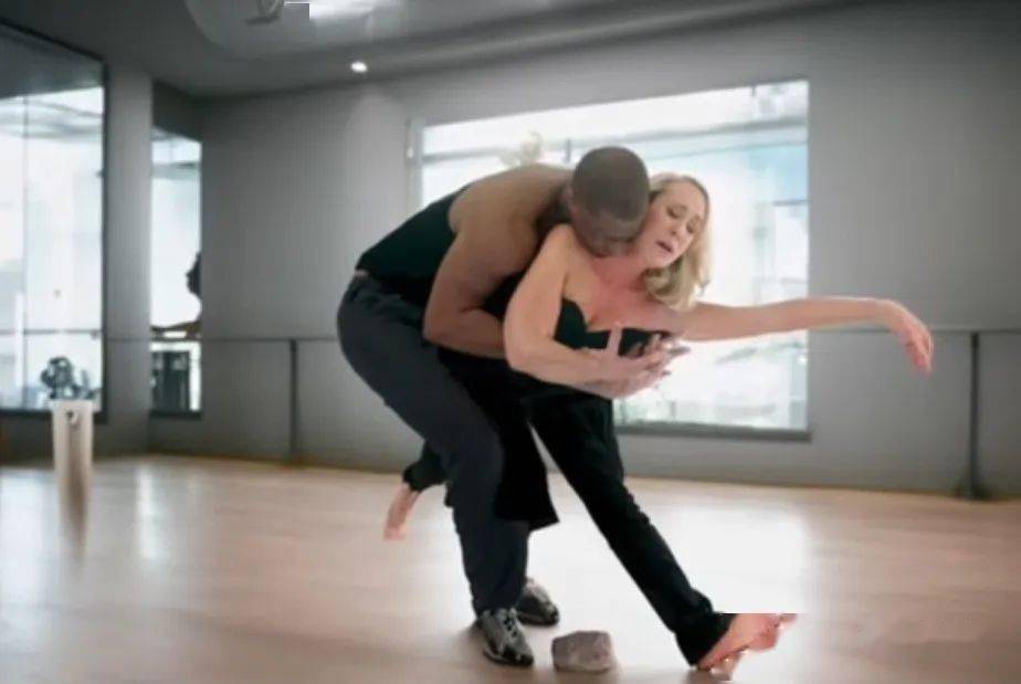 紫霞仙子,原来你是理发师啊?无版权风险的Adobe新AI,让PS吧老哥面临下岗风险……