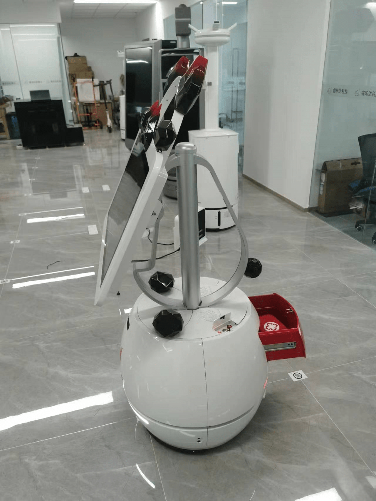 AI遇上大运丨“蓉宝机器人”:场馆里的急救员、专业翻译和智能引导员