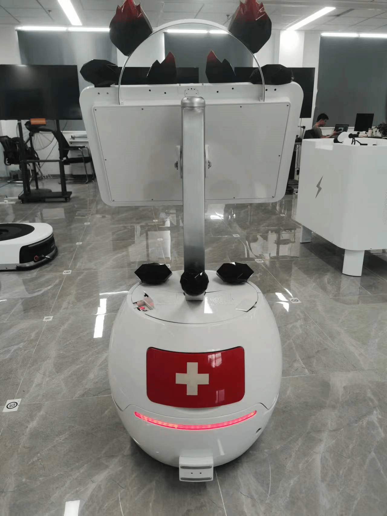 AI遇上大运丨“蓉宝机器人”:场馆里的急救员、专业翻译和智能引导员