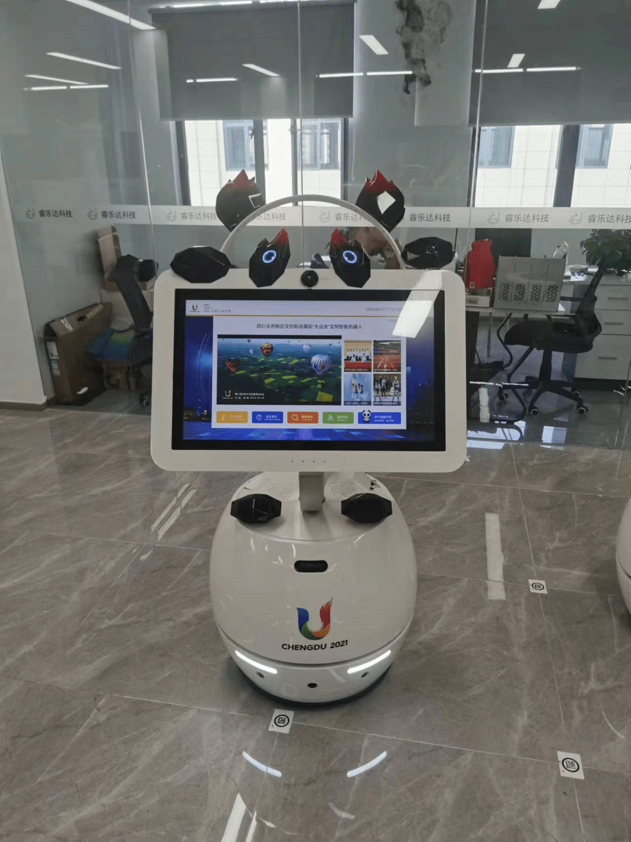 AI遇上大运丨“蓉宝机器人”：场馆里的急救员、专业翻译和智能引导员