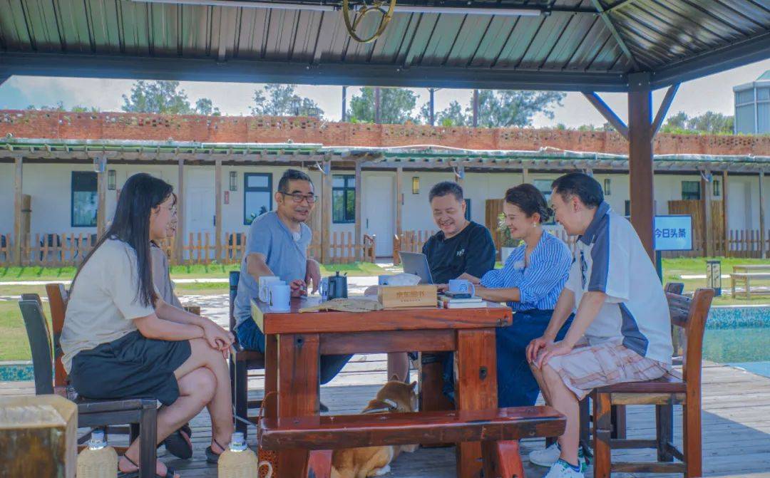 当人工智能遇上文学，《我在岛屿读书》给出诗意的答案