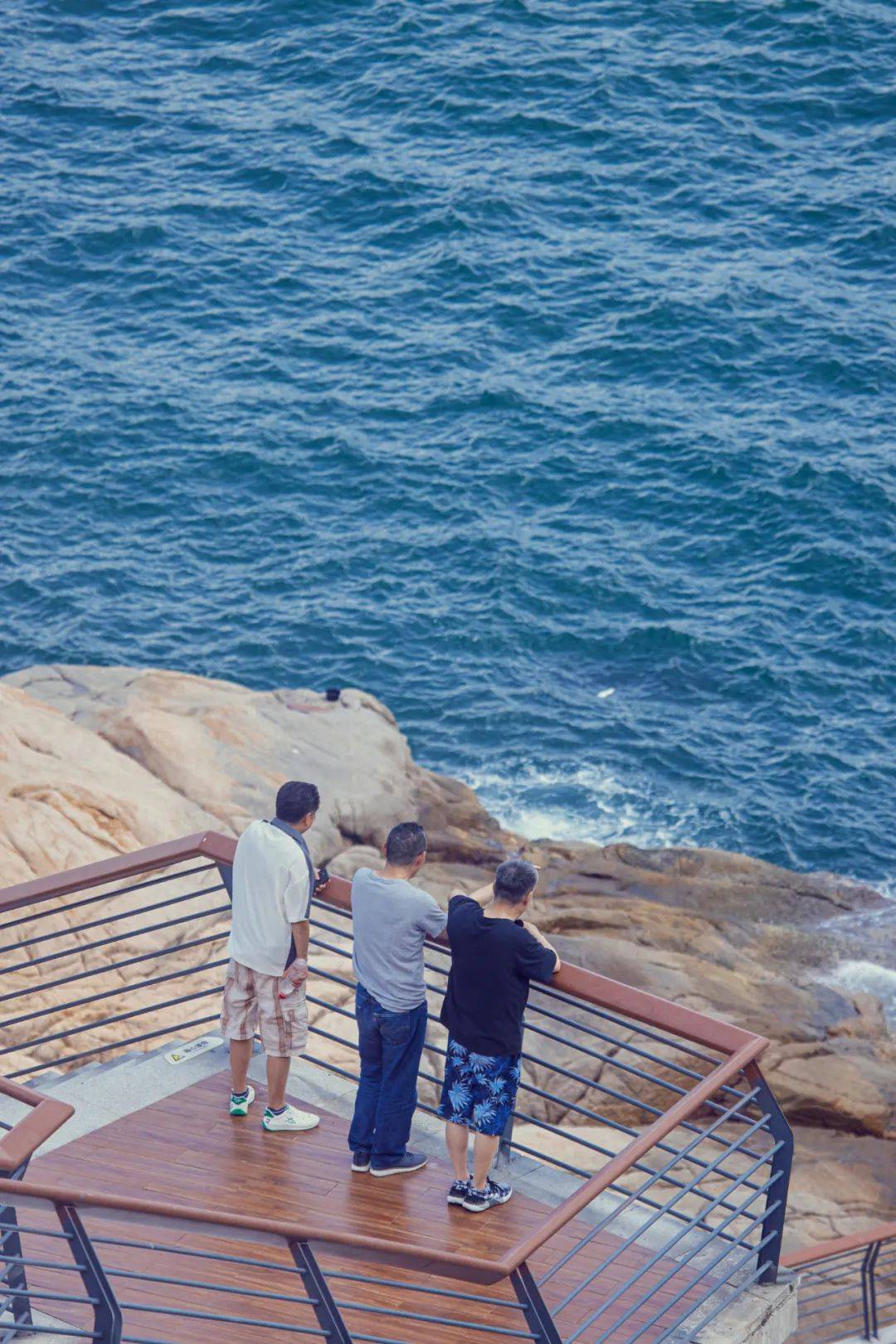 当人工智能遇上文学，《我在岛屿读书》给出诗意的答案