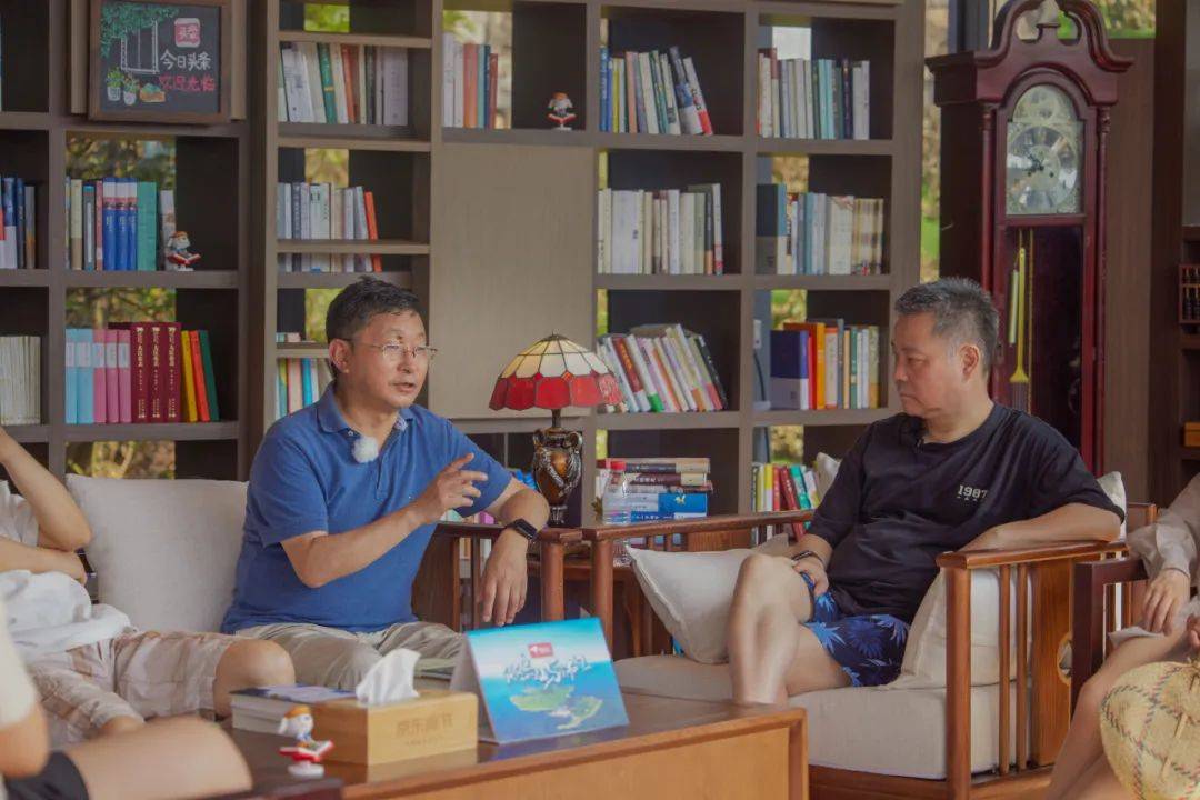 当人工智能遇上文学，《我在岛屿读书》给出诗意的答案