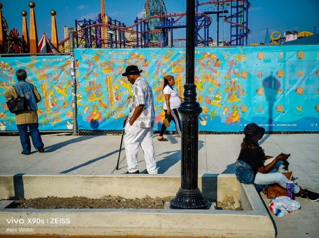 vivo X90s：街头色彩大师，尽显质感