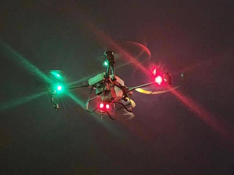 机场驱鸟新招!15分钟16亩,长沙机场无人机喷洒作业成功首飞