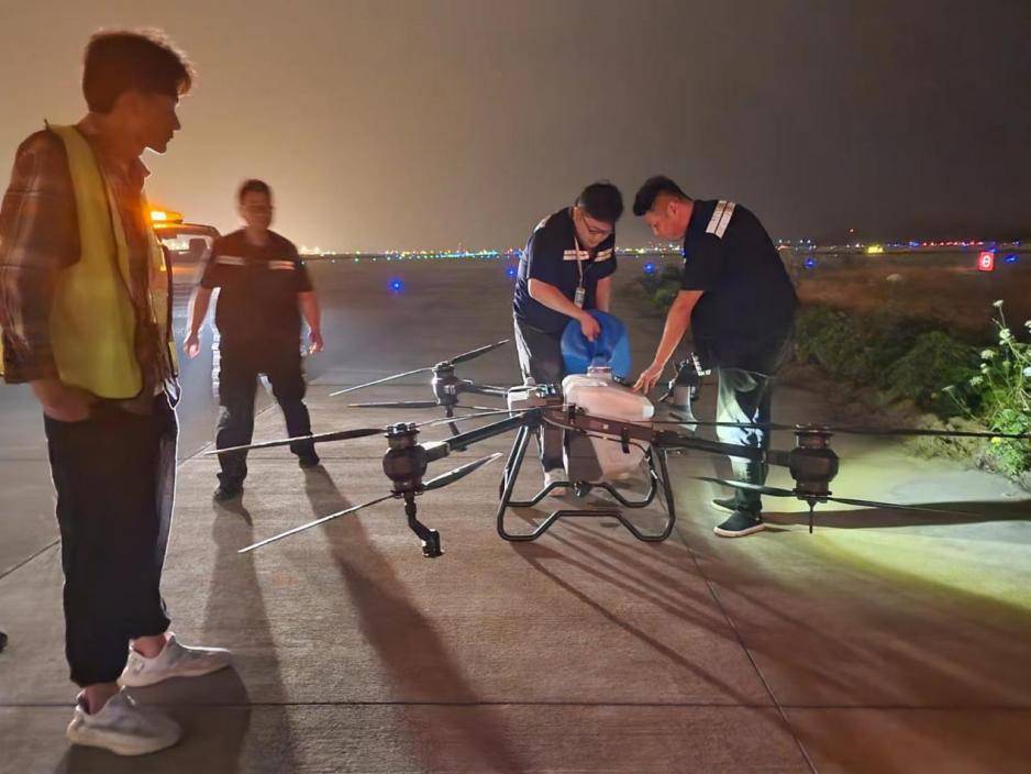 机场驱鸟新招！15分钟16亩，长沙机场无人机喷洒作业成功首飞