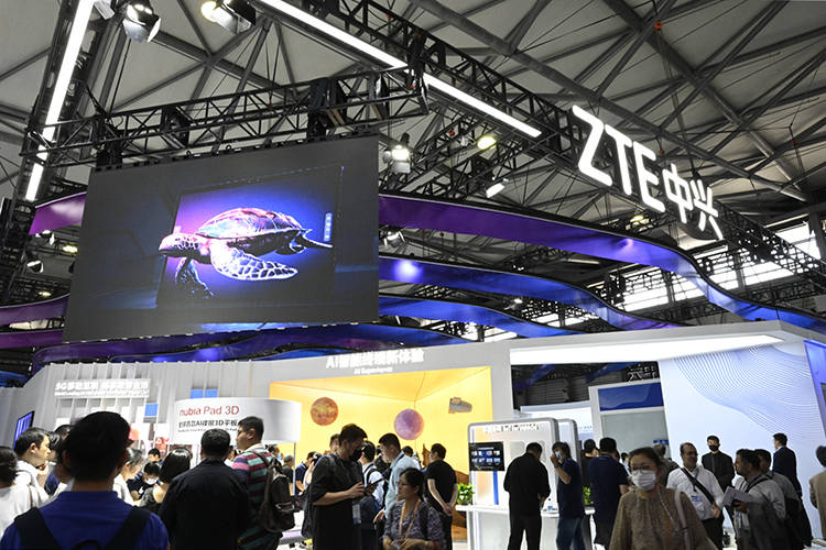 中兴通讯展示AR眼镜、裸眼3D平板，AI加持打造创新智能终端