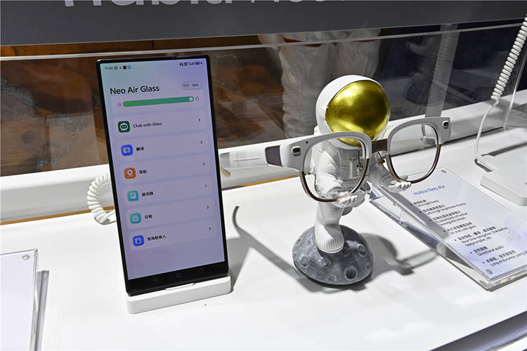 中兴通讯展示AR眼镜、裸眼3D平板，AI加持打造创新智能终端