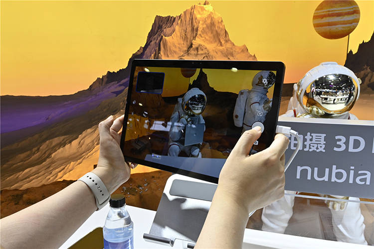 中兴通讯展示AR眼镜、裸眼3D平板，AI加持打造创新智能终端