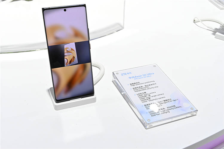 中兴通讯展示AR眼镜、裸眼3D平板，AI加持打造创新智能终端