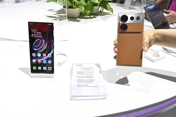 中兴通讯展示AR眼镜、裸眼3D平板，AI加持打造创新智能终端