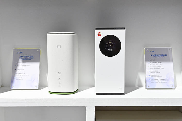 中兴通讯展示AR眼镜、裸眼3D平板，AI加持打造创新智能终端