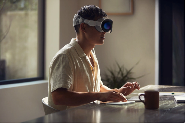 苹果推出Vision Pro头显，结合手势、眼球运动和语音指令
