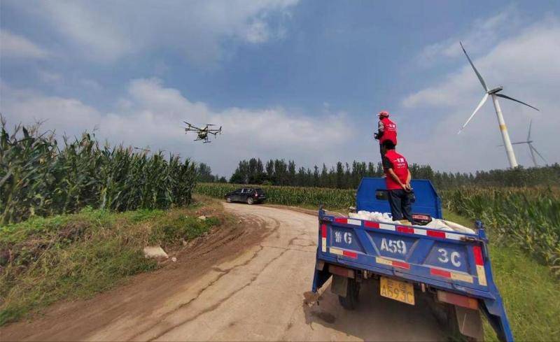 “滴滴打无人机”听过吗?农民能一键呼叫“飞手”来帮喷药