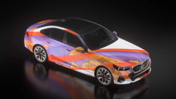 宝马亮相2023巴塞尔艺术展，展示i5“艺术车”：车身成动态画布